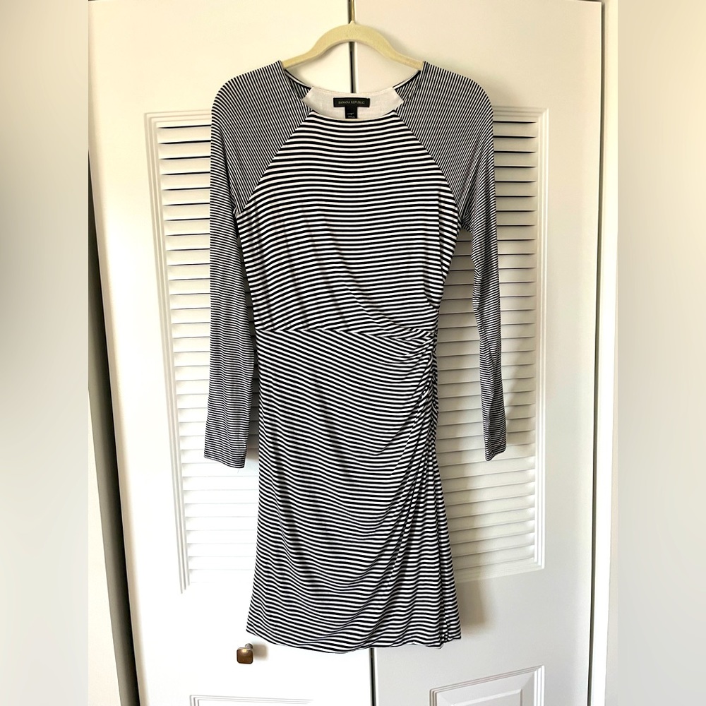 Black and White Banana Republic fitted dress with side zipper
